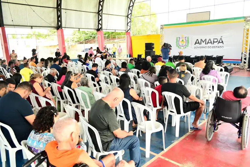 Beneficiários, familiares e autoridades reunidos para a entrega de novos equipamentos de mobilidade