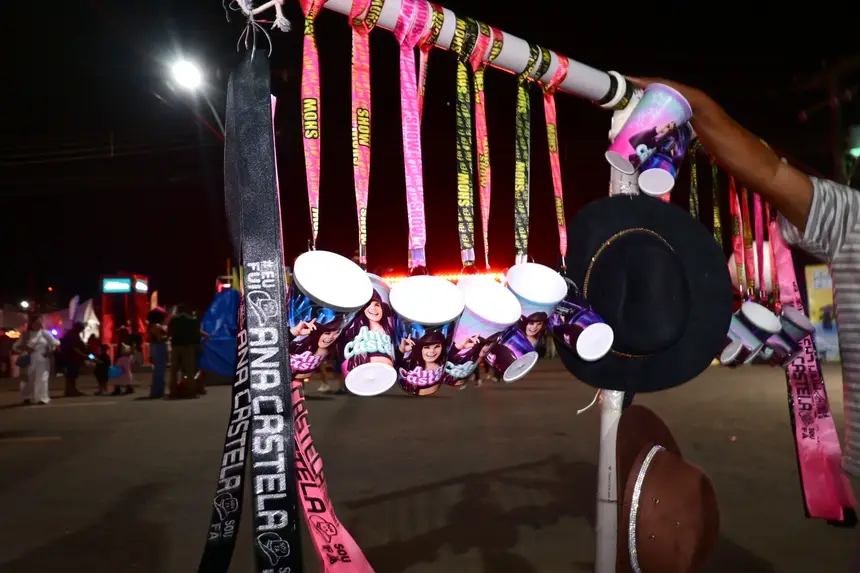 Os fãs dos artistas nacionais investem nas faixas e copos temáticos para aproveitar o show com estilo. 
