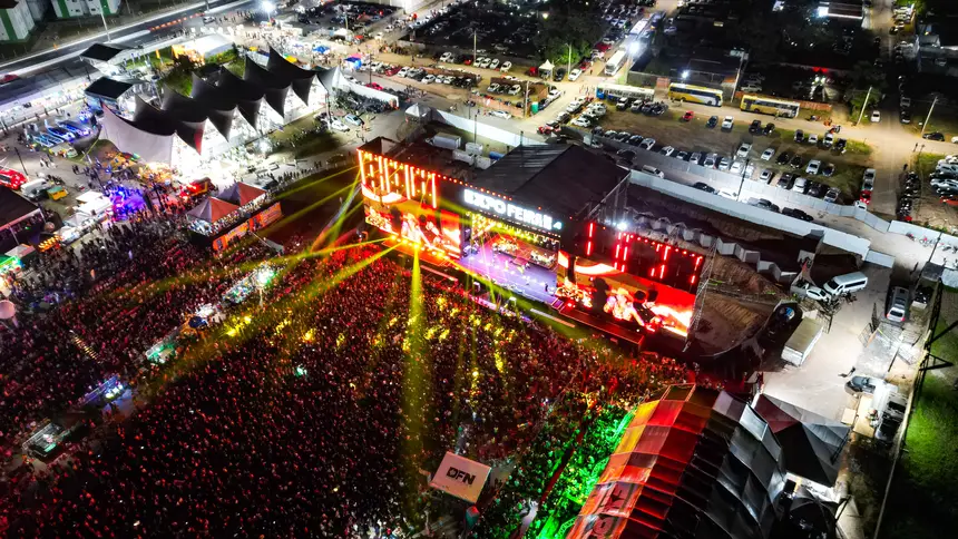 Multidão acompanhou de perto o show de Ana Castela na Expofeira 2026.