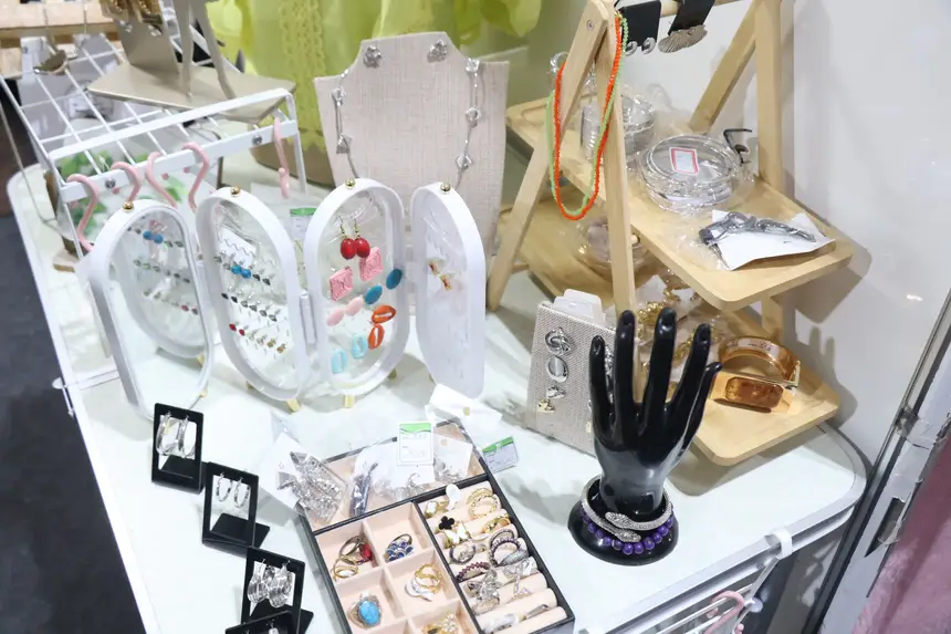 Estande da Many Acessórios reúne peças produzidas pela empreendedora e produtos de fornecedores.