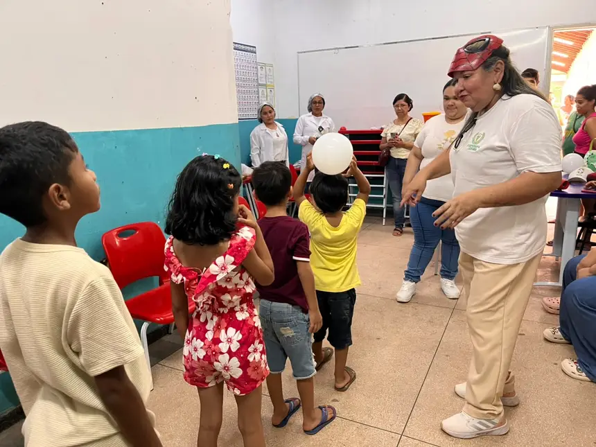 Crianças participam de dinâmicas recreativas durante a programação de saúde 