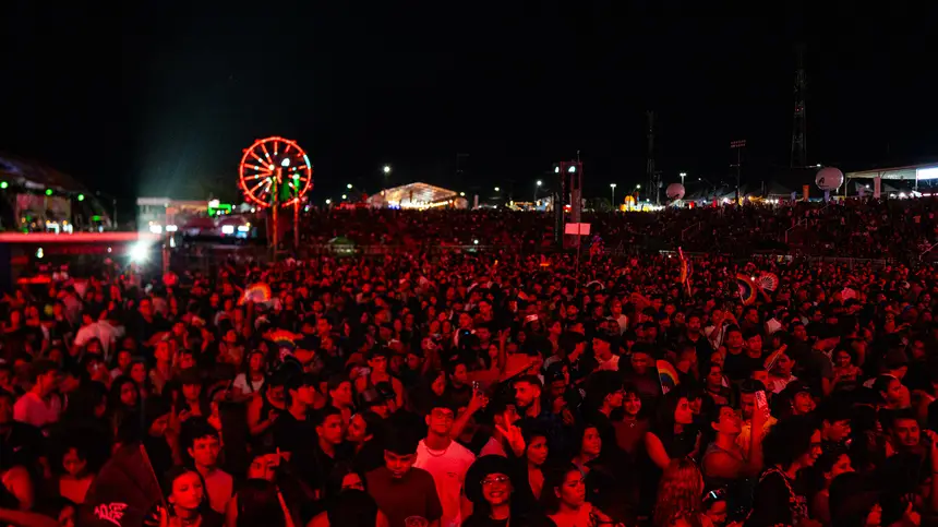 Arena lotada prestigiar o show de Luísa sonza 
