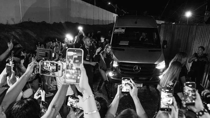 Fãs aguardam ansiosos pela chegada da Van de Luísa 