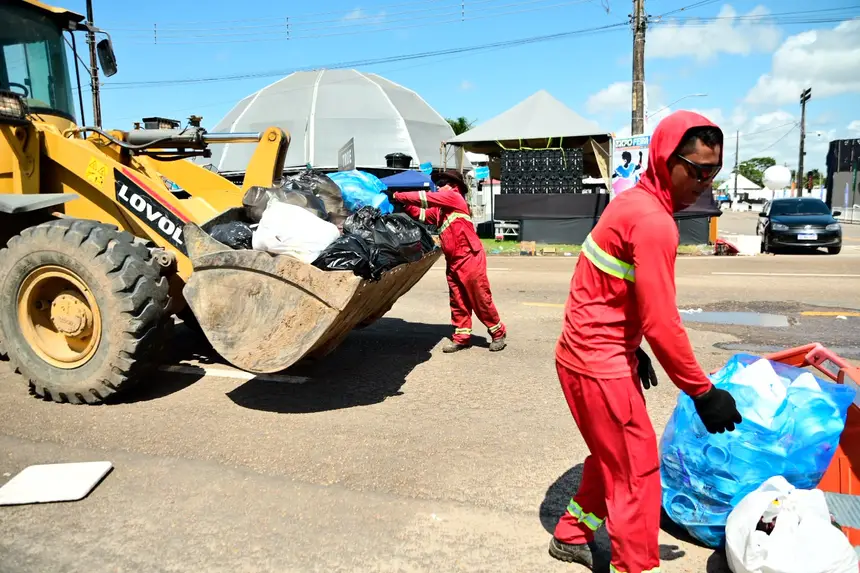Equipe de campo descarrega o lixo diretamente no trator
