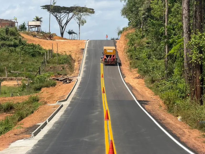 Em Oiapoque, o trabalho acompanha o avanço da infraestrutura rodoviária proporcionado pelo asfaltamento do Ramal Vila Vitória.