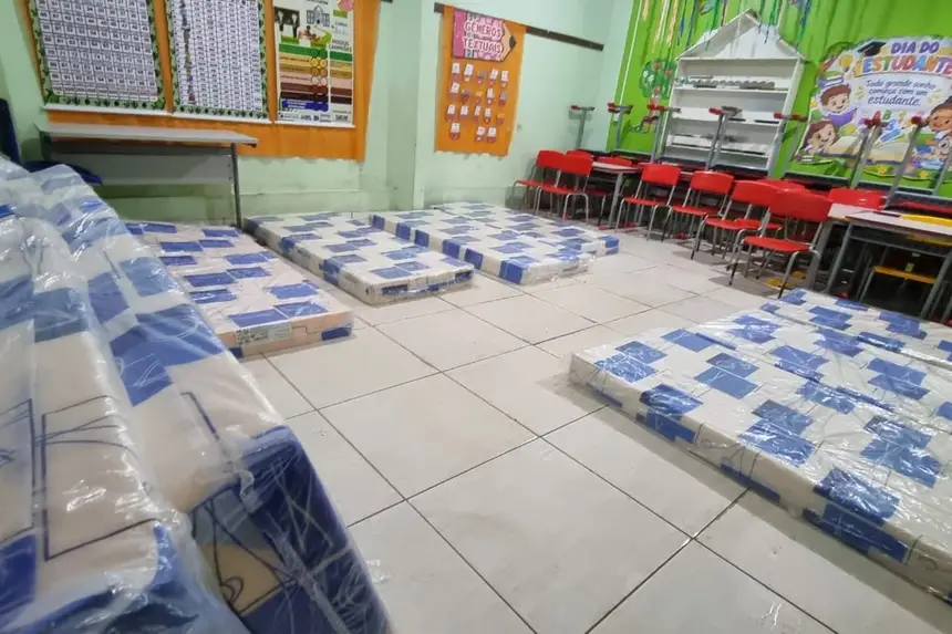 Salas de aula da Escola Navegantes serão adaptadas para acolher as famílias desabrigadas pelo incêndio em Santana.