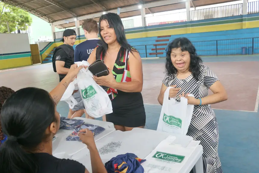 As irmãs Cereja e Zereide Coutunho fazendo a retirada dos kits da Corrida. 