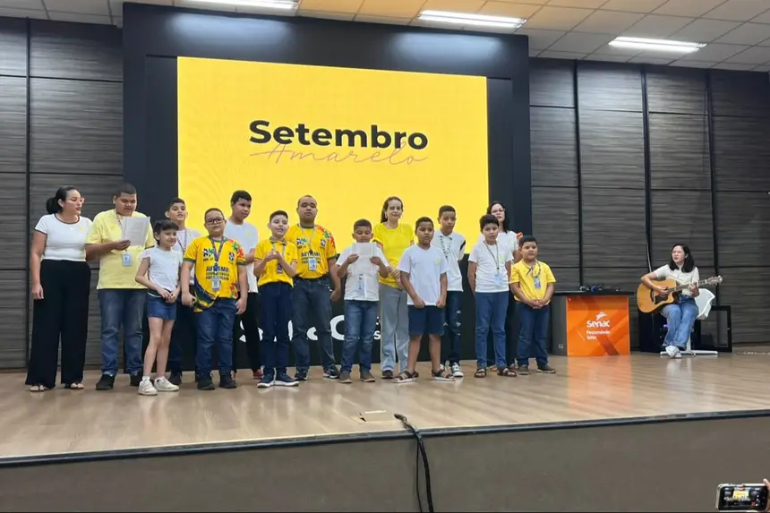 Grupo de crianças autistas formam coral musical na abertura do evento