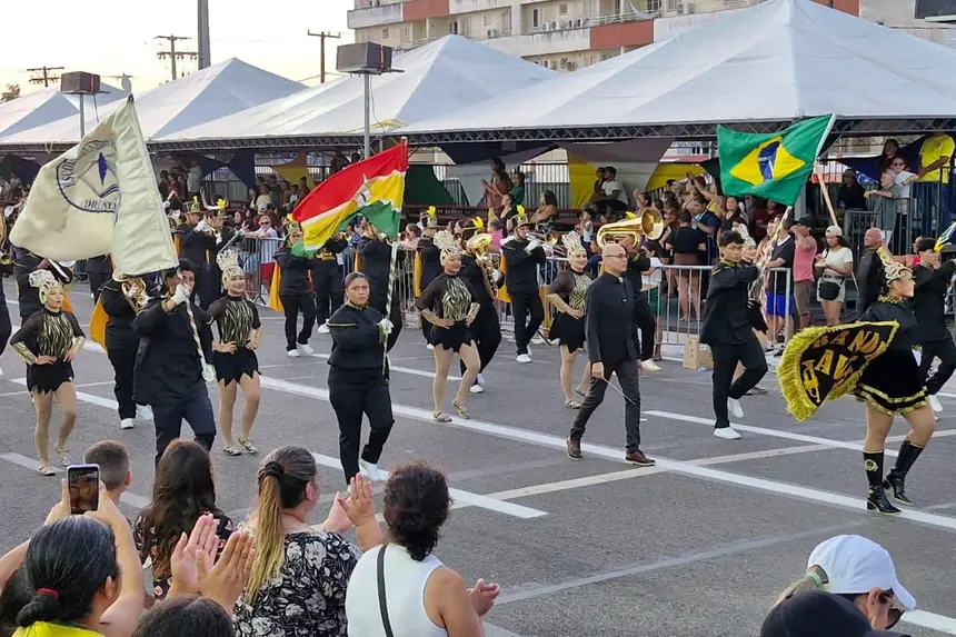 Apresentação da AVT destacou a mensagem de paz no trânsito, na família e no mundo durante o desfile