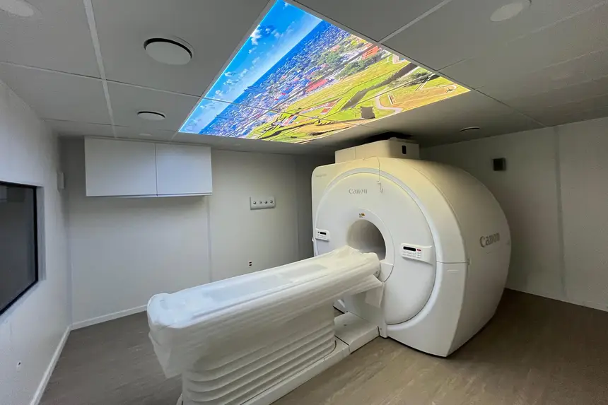 Sala de tomografia computadorizada conta com estrutura moderna e humanizada para o atendimento