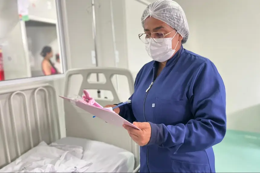Enfermeira realiza dupla checagem em prontuário para administração segura de medicamentos