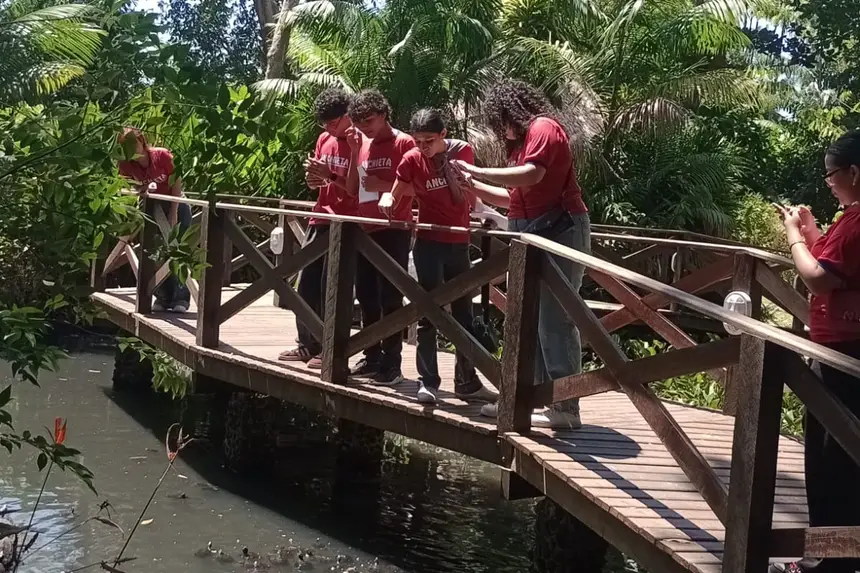 Observar os animais chamou atenção dos estudantes da Escola Anchieta