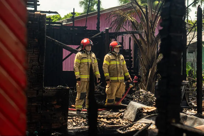 Foram mobilizados cerca de 50 bombeiros militares e empregadas 15 viaturas