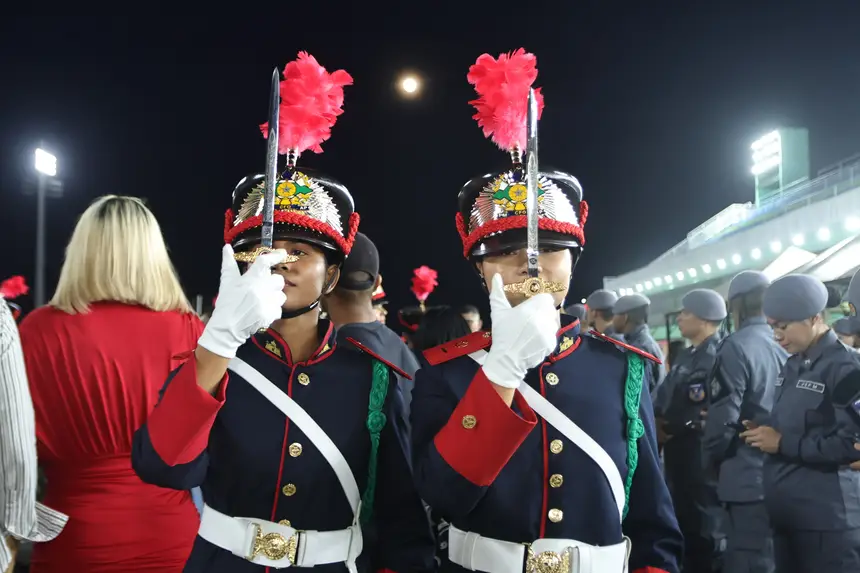 Cadetes exibem o espadim recebido na solenidade