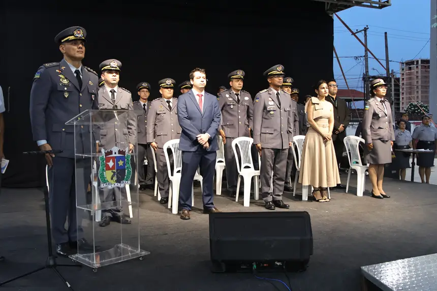 Autoridades e militares presentes na solenidade