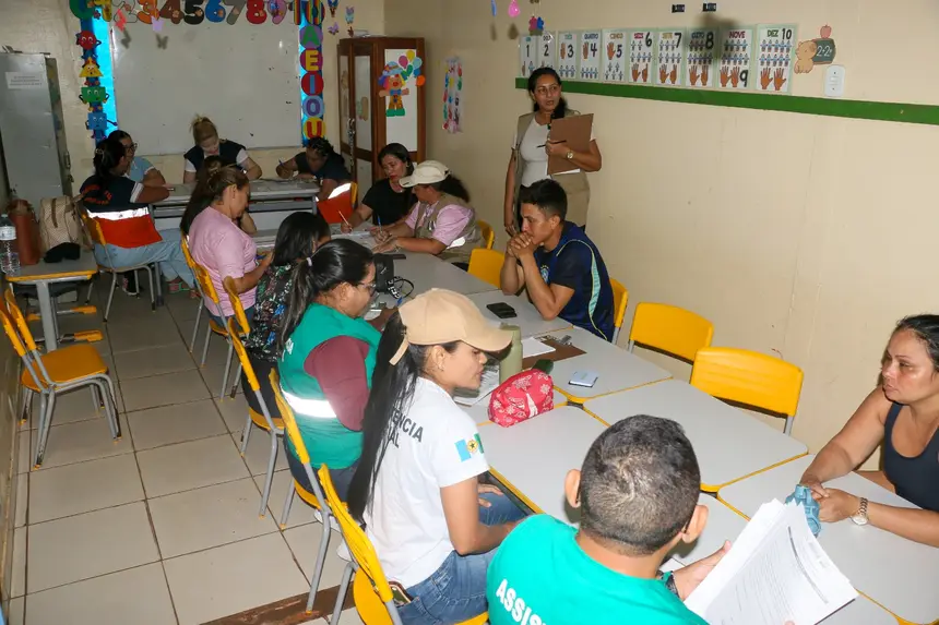 Servidores das Secretarias de Assistência Social da Prefeitura de Santana e do GEA, unidos em atendimrnto