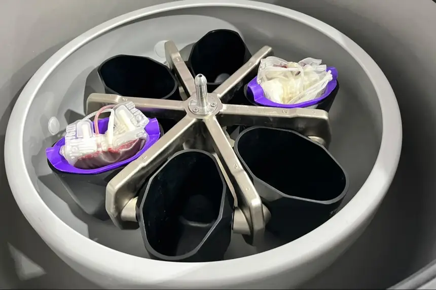 Centrifugadora onde o sangue total passa por separação rápida para dar origem aos diferentes hemocomponentes