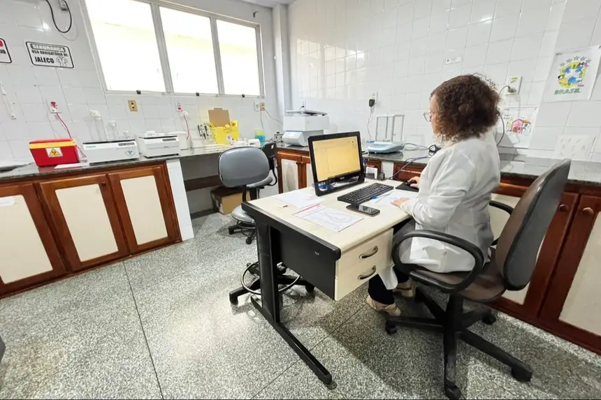 Profissional do Hemoap realiza a análise técnica e o registro dos laudos laboratoriais no sistema do hemocentro antes da liberação dos hemocomponentes