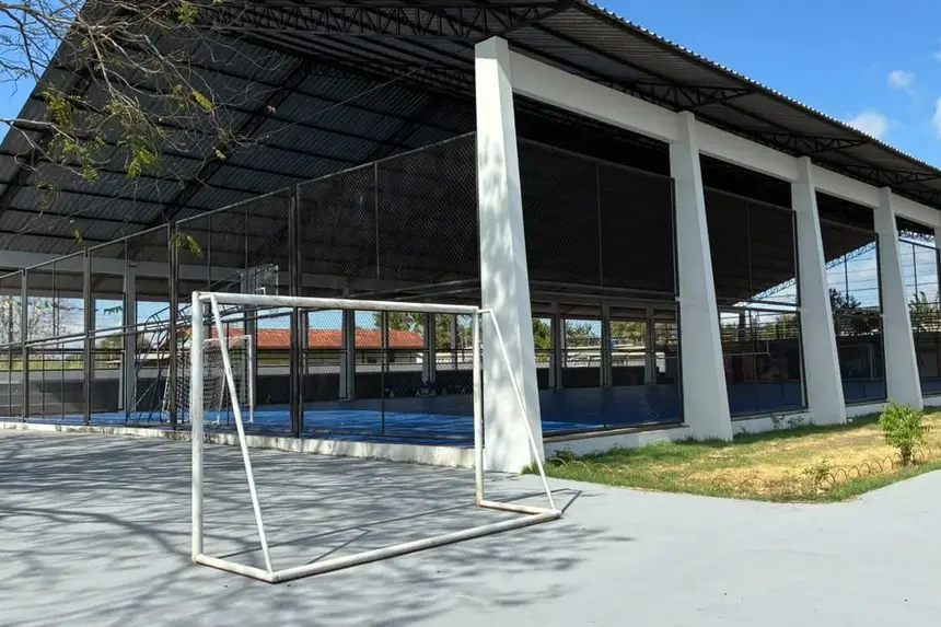 A quadra também foi reformada com um piso novo