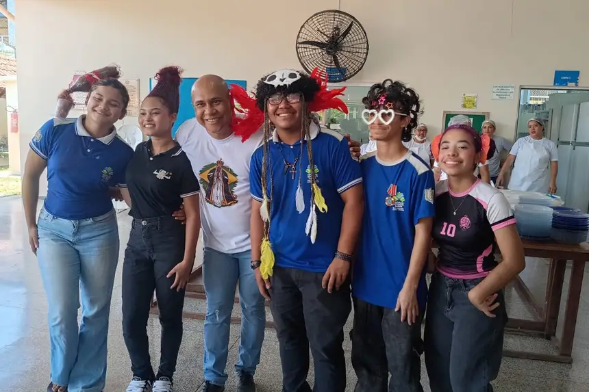 Os selecionados com o diretor da Escola Estadual Tiradentes, Barcelar