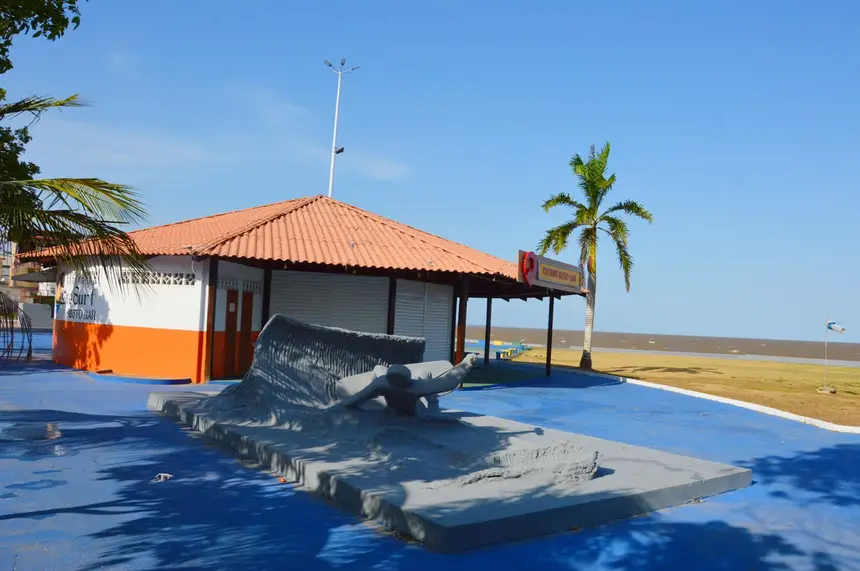 monumento em homenagem aos  kitesurfistas.