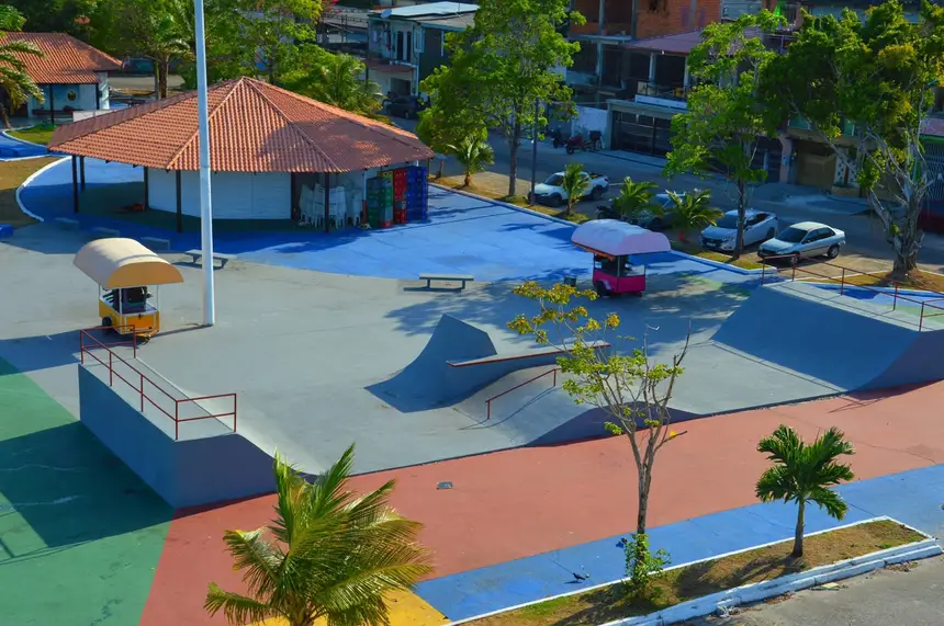 Espaço conta com quadra de basquete, pista de skate, parque infantil, dois campos de futebol com grama sintética, academia ao ar livre, rampa de acesso ao rio para a prática de futlama e monumento em homenagem aos kitesurfistas.