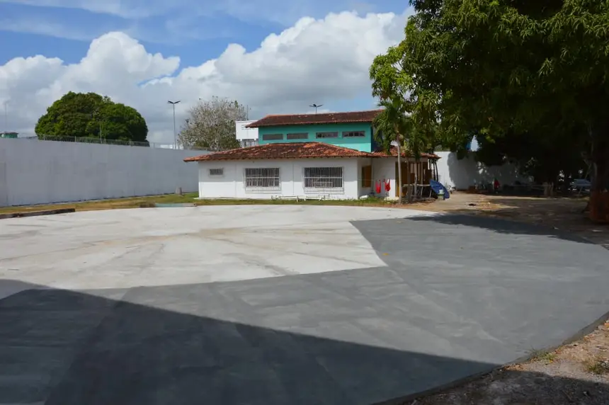 Por ser um centro didático, o espaço também oferece escolinhas esportivas gratuitas para a comunidade, contemplando as modalidades de jiu-jitsu, capoeira, futsal, futebol de areia, vôlei de areia e beach tennis.