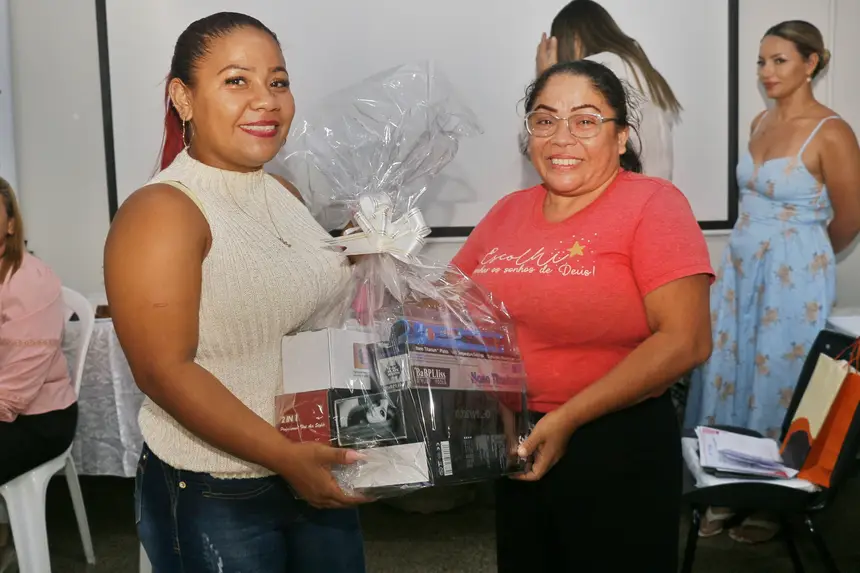O kit repassado às novas empreendedoras conta com secador, chapinha e modelador de cachos.