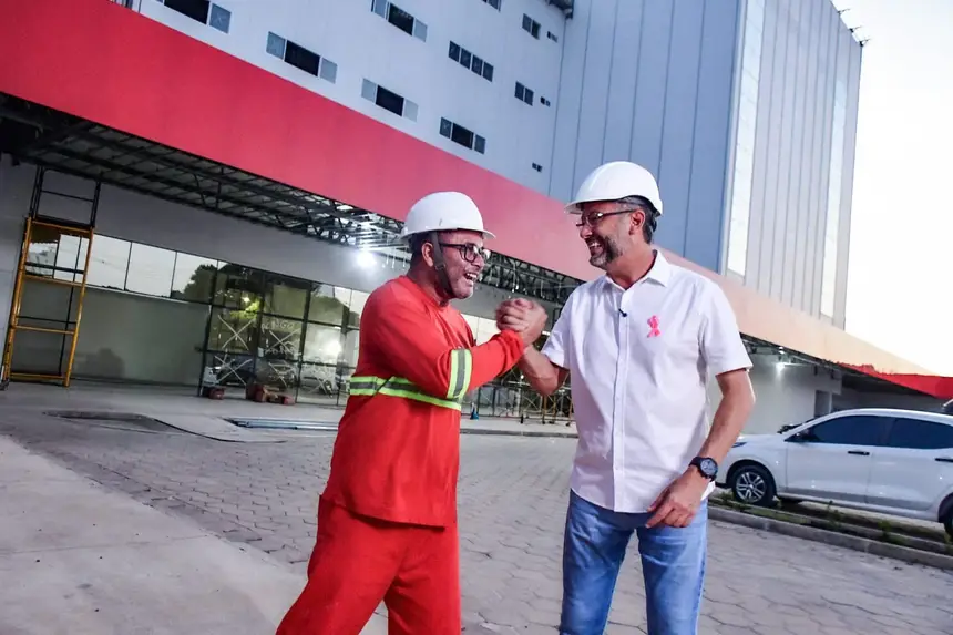 Acompanhando a obra de perto, governador Clécio Luís pontua avanços para entrega do novo HE