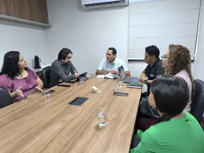 notícia: Governo do Amapá recebe comissão de auxiliares educacionais para debater plano de carreira da categoria