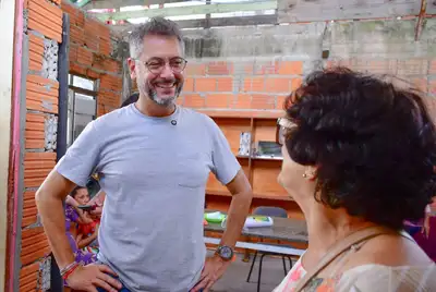 notícia: Governador Clécio vistoria avanço de passarelas em concreto do Programa Ponte Firme e reconstrução de escola