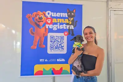notícia: 'Sempre tive medo de ele se perder. Agora fico tranquila, sei que ele pode ser identificado', diz estudante atendida na ação de chips para animais