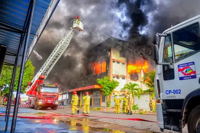 notícia: Com equipamentos estratégicos e 100 militares empenhados, Corpo de Bombeiros controla incêndio de grandes proporções na Zona Sul de Macapá