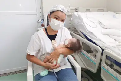 notícia: 'A batalha continua em casa, com mais esperança', diz mãe de bebê que recebe alta do Hospital da Criança e do Adolescente