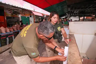 notícia: Governo do Amapá promove ação educativa sobre o defeso do caranguejo-uçá em feiras de Macapá