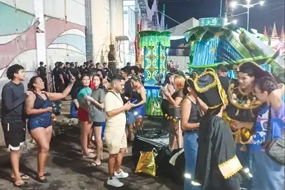 notícia: Bastidores dos desfiles das escolas de samba revelam muita ansiedade horas antes do início das apresentações