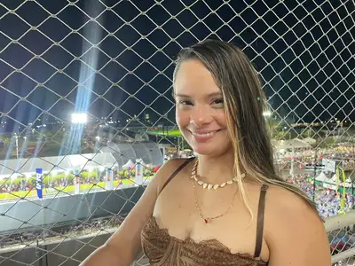 notícia: Público celebra emoção e grandiosidade no primeiro dia de desfiles no Sambódromo de Macapá