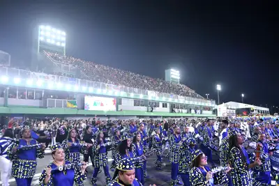 notícia: Arquibancadas gratuitas fortalecem presença popular no primeiro dia de desfiles no Sambódromo de Macapá