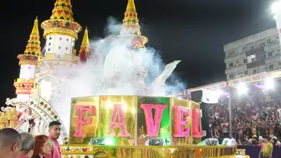 notícia: Xeque-Mate na Avenida: Maracatu da Favela aposta alto e entrega espetáculo de estratégia e cor no Carnaval 2026