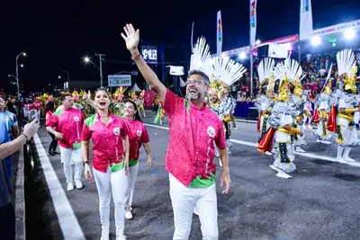 notícia: Governador Clécio celebra sucesso do desfile de escolas de samba no Sambódromo: 'um dos melhores carnavais do Brasil'