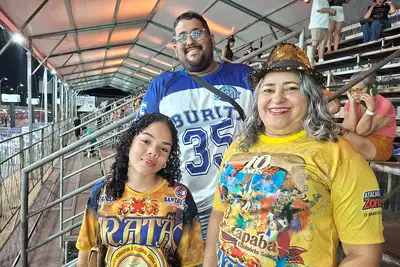 notícia: 'Com arquibancada liberada, vem toda a família’, comemora foliã na segunda noite do Carnaval no Meio do Mundo