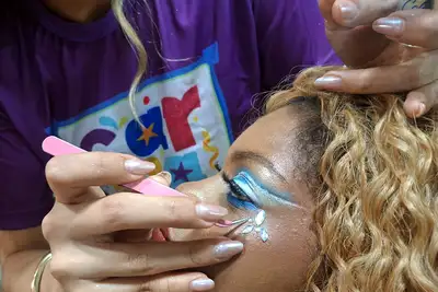 notícia: Carnaval 2026: Governo do Amapá fomenta geração de renda para trancistas e maquiadoras no Sambódromo