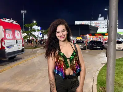 notícia: ‘Vim ver o desfile pela primeira vez e me surpreendi com a segurança’, destaca visitante no 2º dia do Carnaval do Sambódromo