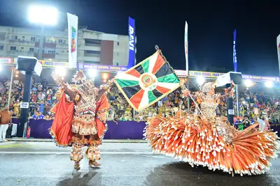 notícia: O Alujá de Xangô: Piratas Estilizados traz a ancestralidade dos tambores e encerra desfiles do Carnaval 2026
