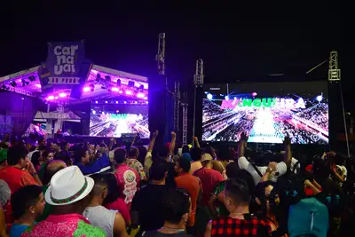 notícia: Telão instalado em Macapá conecta o povo daqui ao povo de lá para assistir ao desfile da Estação Primeira de Mangueira