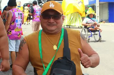 notícia: 'A Banda também é acessibilidade', diz cadeirante durante desfile do maior bloco de rua do Amapá