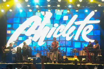 notícia: Chiclete com Banana encerra circuito dos blocos e fecha Carnaval 2026 com multidão na Beira-Rio, em Macapá