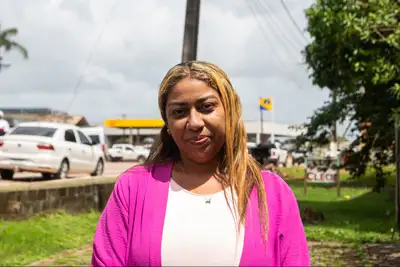 notícia: 'Minhas filhas já vão para a escola de tênis limpo', diz moradora após pavimentação realizada pelo Governo do Estado em Tartarugalzinho