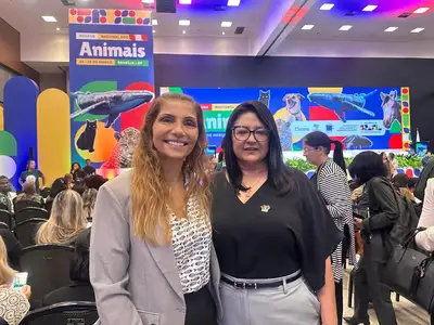 A veterinária do ICTB/Fiocruz, Carla Campos (esquerda) e a secretária da Secbea, Liana Leite
