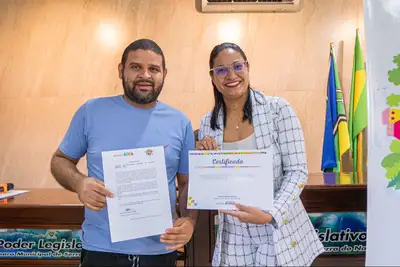 Valdir Costa, membro da Comissão de Educação Ambiental, e a vereadora de Serra do Navio, Juciane de Oliveira